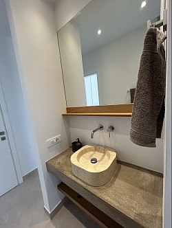 Sink and mirror Dío