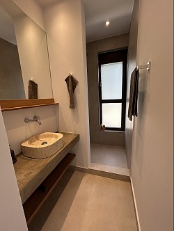 Sink and shower Dío