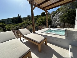 Sun beds and jacuzzi Dío