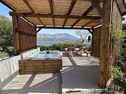 Jacuzzi and view Éna